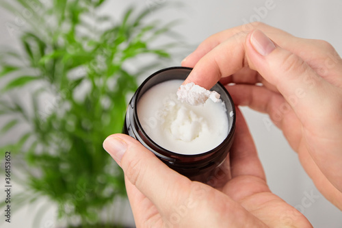 Fotografie Female hand applying pure shea butter