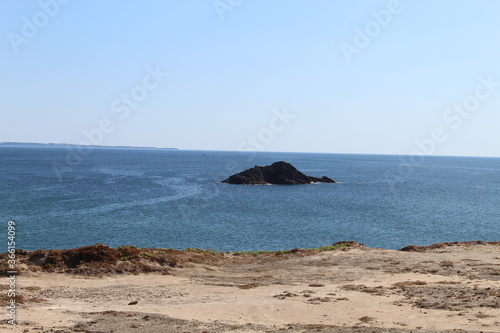 Baie de Quiberon. Côte sauvage. La baie de Quiberon offre un magnifique spectacle depuis la roche sculptée par le vent et l'eau.