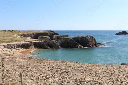 Baie de Quiberon. Côte sauvage. La baie de Quiberon offre un magnifique spectacle depuis la roche sculptée par le vent et l'eau.