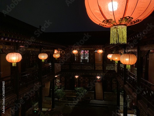 Lanternes d'une maison de nuit à Pingyao, Chine  photo