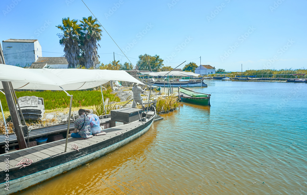 Fototapeta premium Pier and fishing boats in the lagoon 
