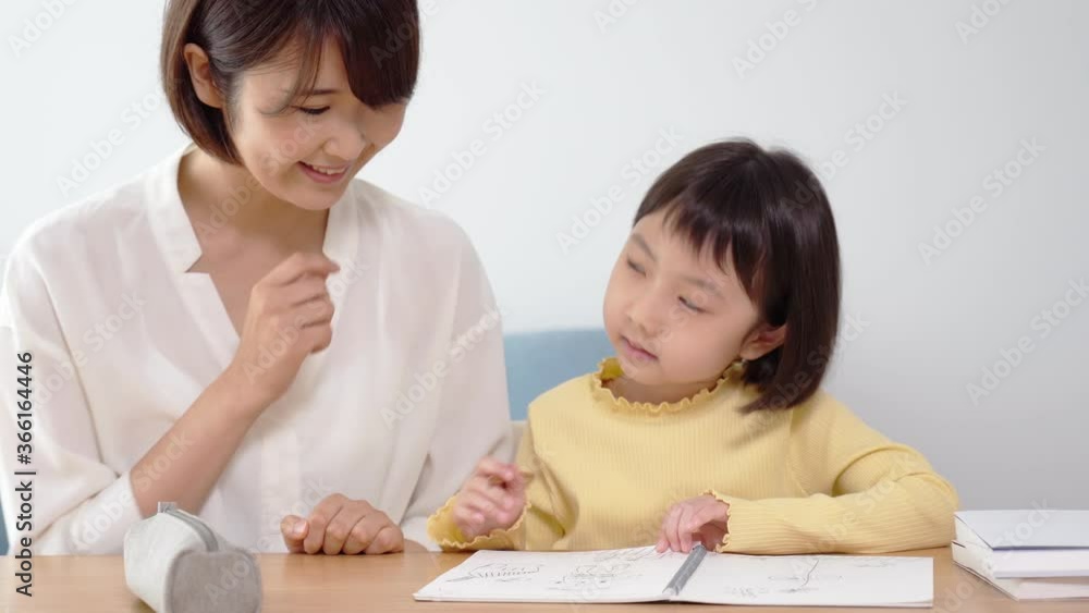 勉強をする子供と母親