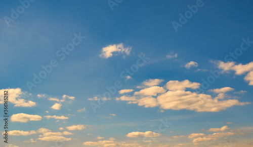Fototapeta Naklejka Na Ścianę i Meble -  Chmury kłębiaste na niebie. Chmury podczas ładnej pogody.