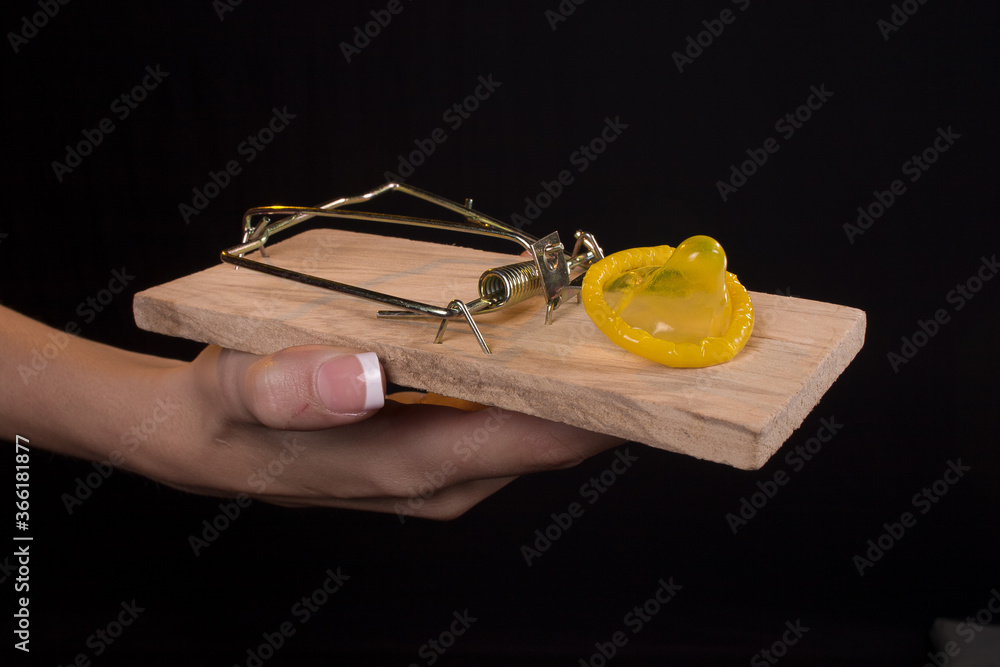 Φωτογραφία Female holding a mousetrap with a confom in it