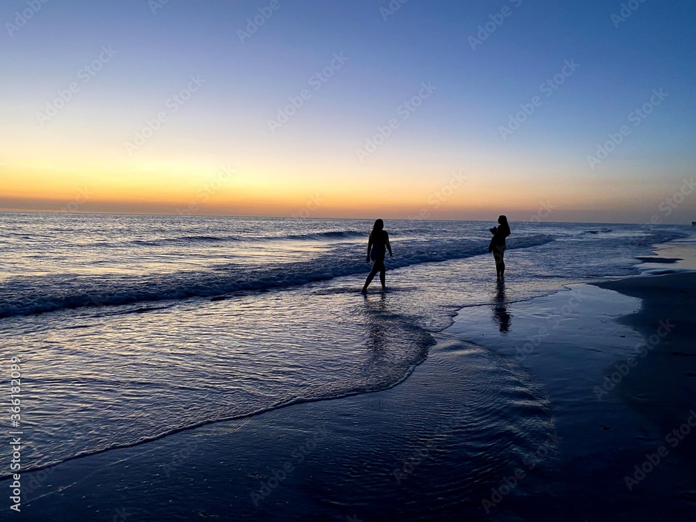 Fototapeta premium Friends on the Beach at sunset 