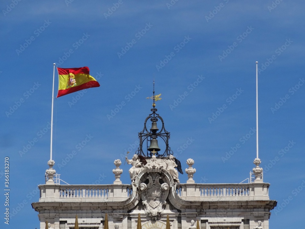 スペイン国旗と王宮/Spanish national flag under the blue sky