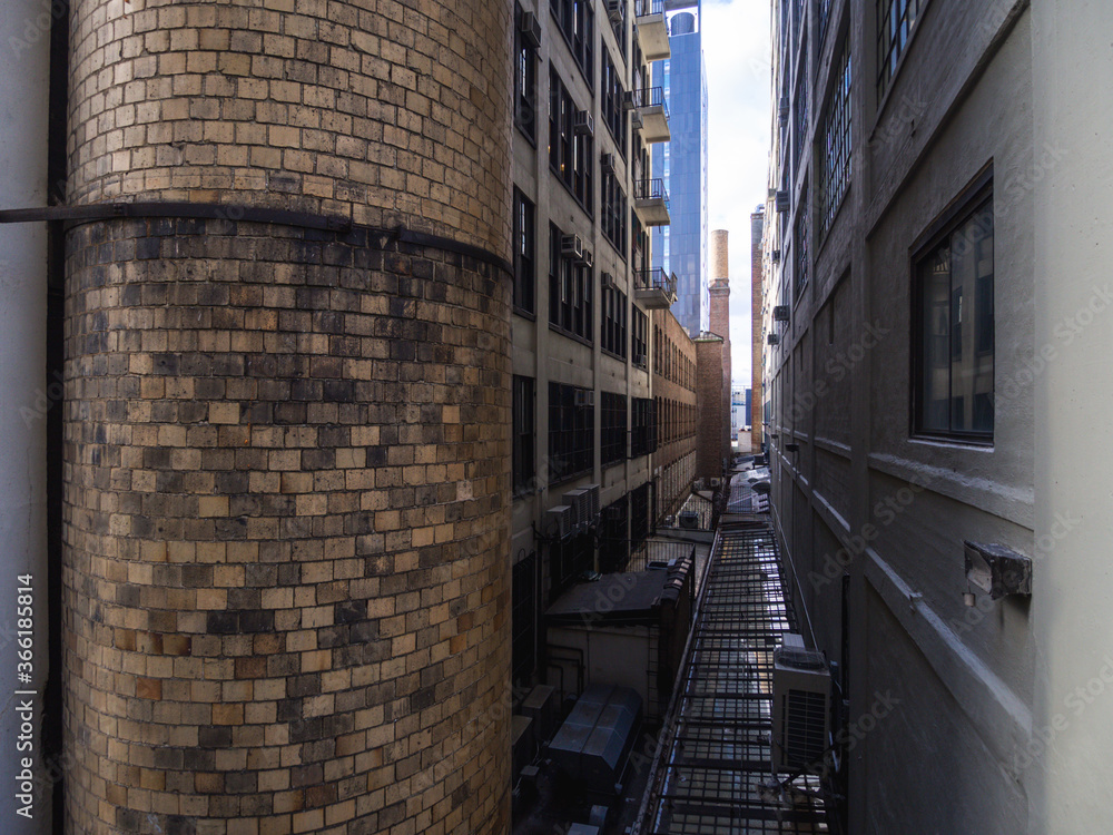 Fototapeta premium tight space in between two buildings in summer