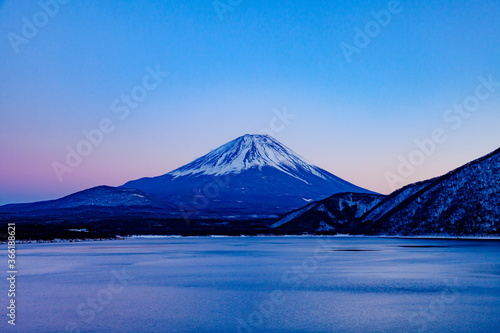 日没を迎えた山梨県の本栖湖と富士山