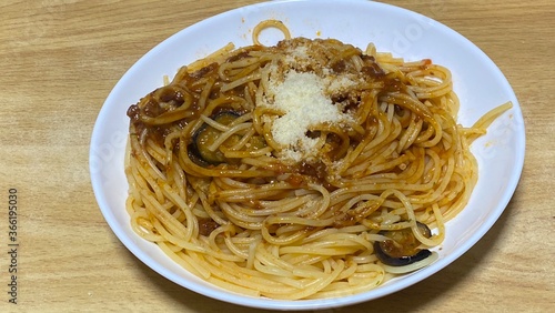 冷凍食品のパスタを食べる。ミートソーススパゲッティ。日常的な食生活。おうち時間