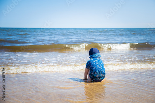 Wallpaper Mural Kind am Strand Sonne Meer Torontodigital.ca
