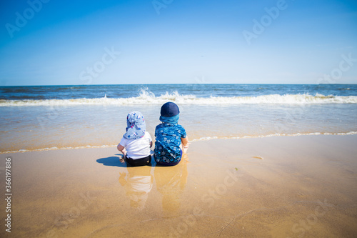 Wallpaper Mural Kinder am Strand Sonne Meer Torontodigital.ca