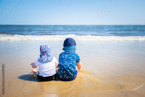 Wallpaper Mural Kinder am Strand Sonne Meer Torontodigital.ca