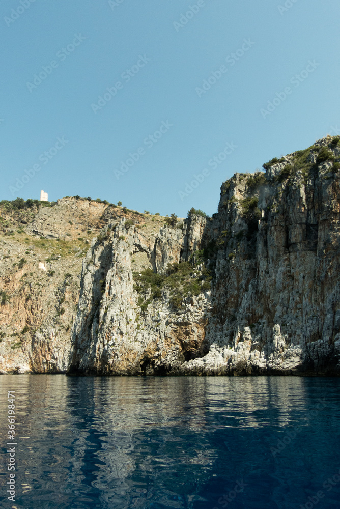 pareti rocciose con grotte nel Cilento Italia
