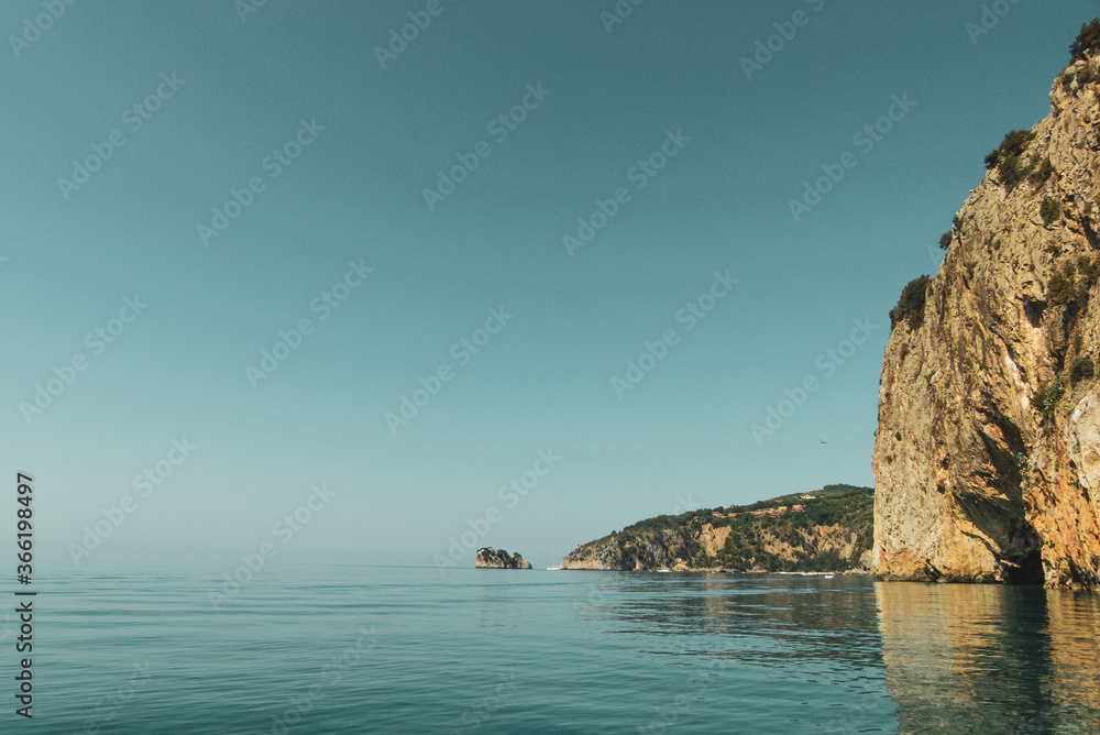 Naklejka premium pareti rocciose con grotte nel Cilento Italia