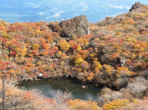 火口湖と紅葉