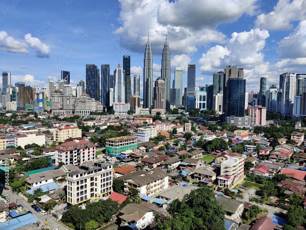 Obraz premium Kuala Lumpur, Malaysia - July 21, 2020: View of Kuala Lumpur skyline during sunny day.