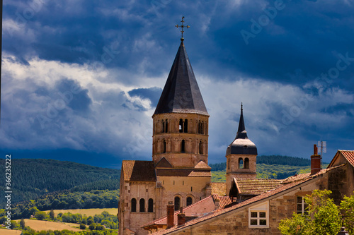 entrée de l'Abbaye de Cluny, avec une ciel menaçant sur les collines environnantes