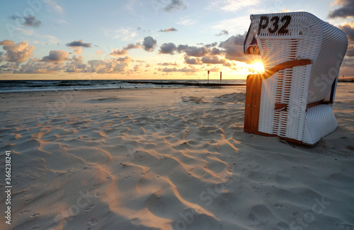 Obraz na płótnie Kosze plażowe na plaży w Kołobrzegu,wschód słońca na wybrzeżu Morza Bałtyckiego. w salonie