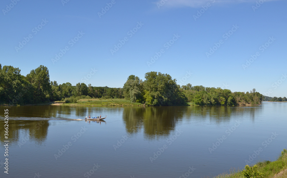 Petite embarcation en bois sur la Loire