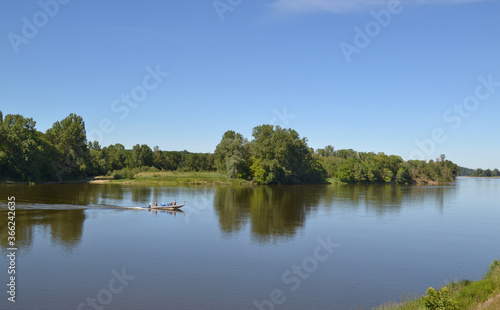 Petite embarcation en bois sur la Loire © graphlight