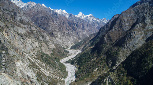 Vallée de Gangotri dans l'État de l'Uttarakhand en Inde vue du ciel photo