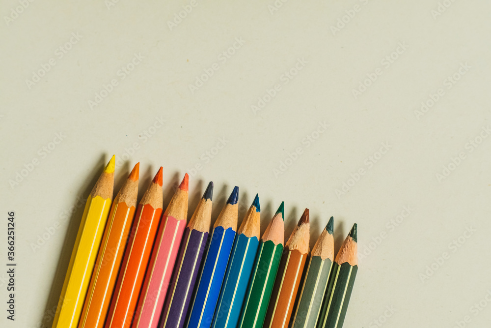 Buntstifte in allen Farben auf weißem Hintergrund aus Papier grafisch Buntstifte in allen Farben auf weißem Hintergrund aus Papier grafisch