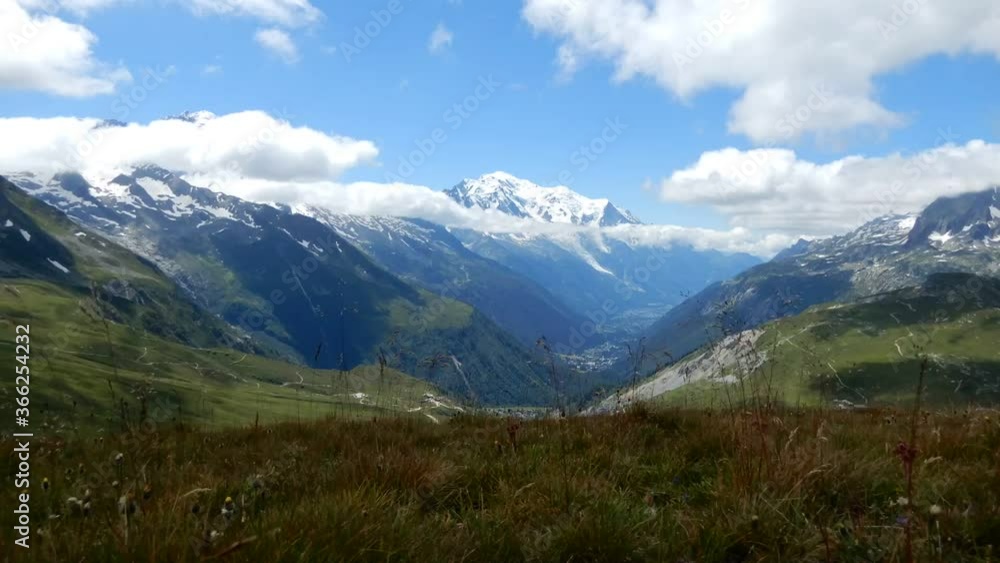 Timelapse de la vallée de chamonix, depuis le col de balme avec une vue sur le mont-blanc Timelapse de la vallée de chamonix, depuis le col de balme avec une vue sur le mont-blanc