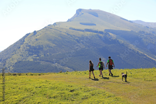 jóvenes haciendo senderísmo por el monte país vasco oñati 4M0A1532-as20