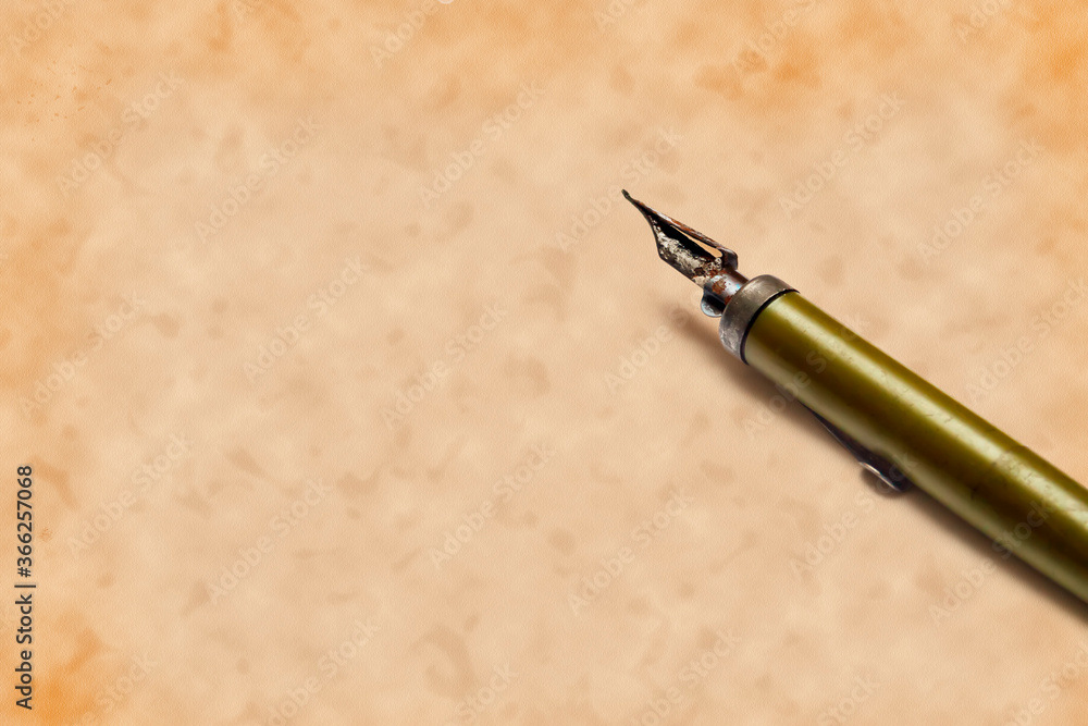 Naklejka premium Old rusted, neglected nib pen, with remnants of dried ink, on old paper background