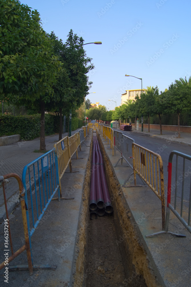 Obras para renovar la canalización de algunas calles de Sevilla (Andalucía, España).