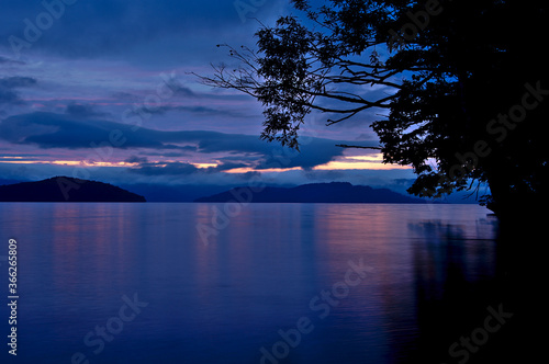 黄昏時の湖。屈斜路湖、北海道、日本。 © Masa Tsuchiya