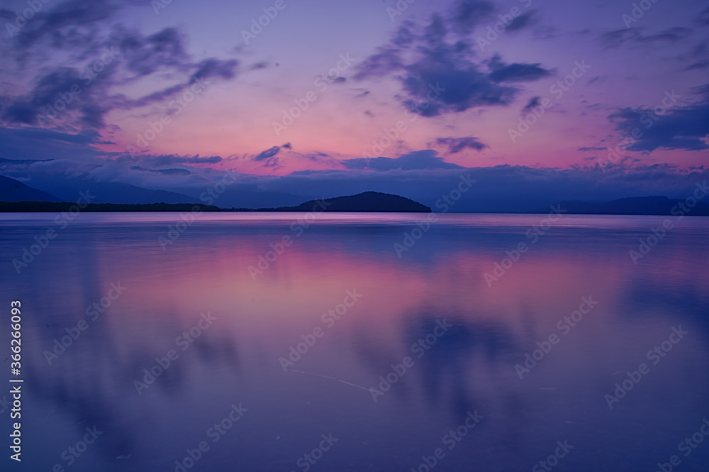 黄昏時の湖。屈斜路湖、北海道、日本。