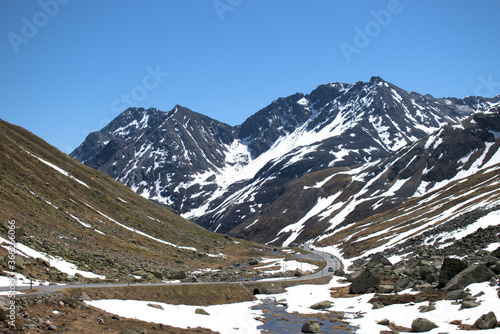 Schneebedeckte Berggipfel am Flüelapass in der Schweiz 27.5.2020 photo