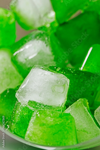 grüne Eiswürfel im Glas