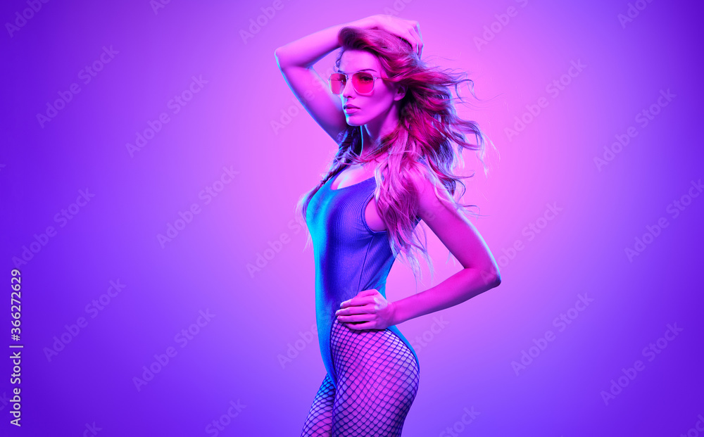 Fashion. Woman in Colorful neon light. Sexy girl in disco bodysuit, makeup  dance. Party disco neon nightclub vibes. Fashionable model portrait,  creative art neon pink blue light foto de Stock | Adobe