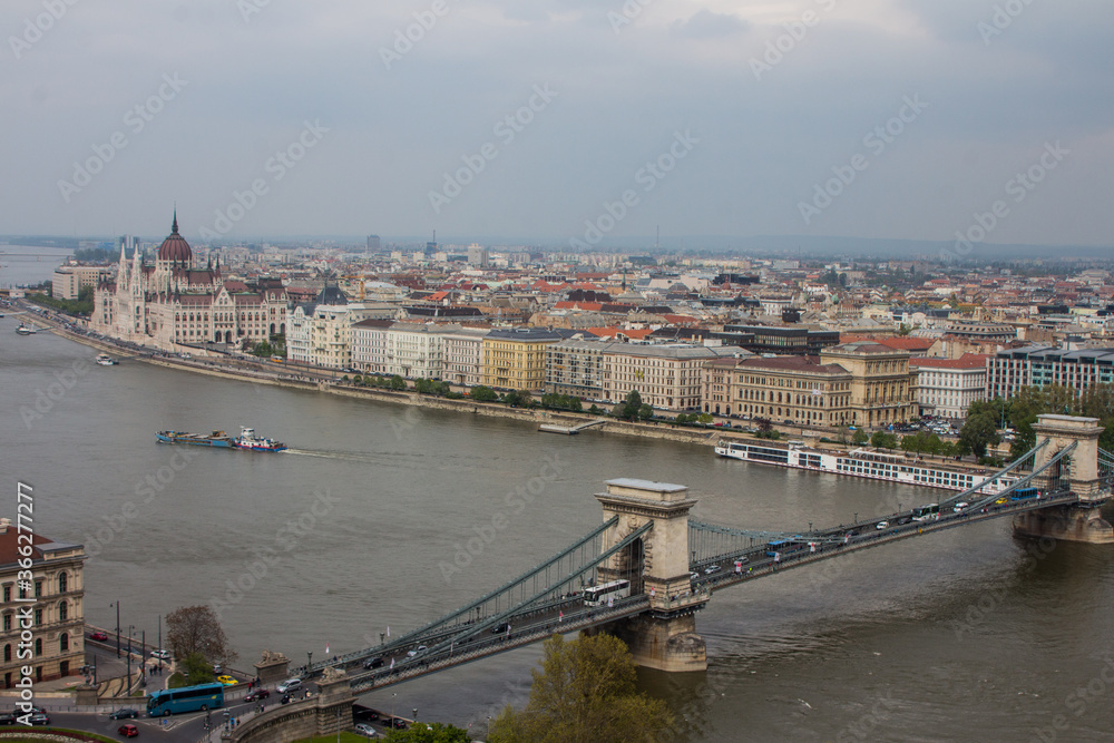 Fototapeta premium Widok na nabrzeże Dunaju w Budapeszcie. Węgry