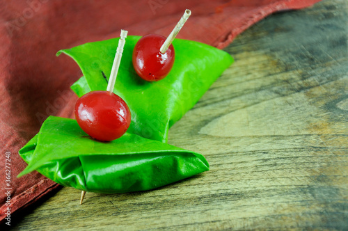 Fotografie sweet paan wrapped in betel leaf, often used as an after dinner digestive