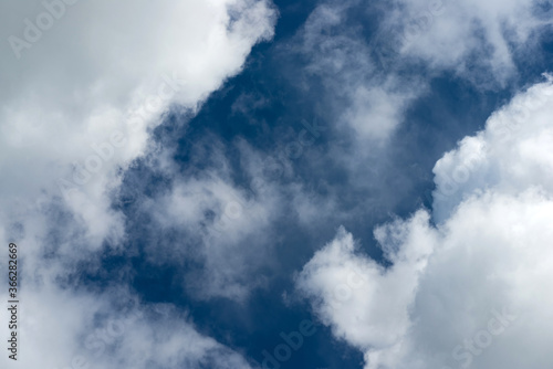 Obraz na płótnie Cumulus clouds in the blue sky during the day in Sunny weather w salonie