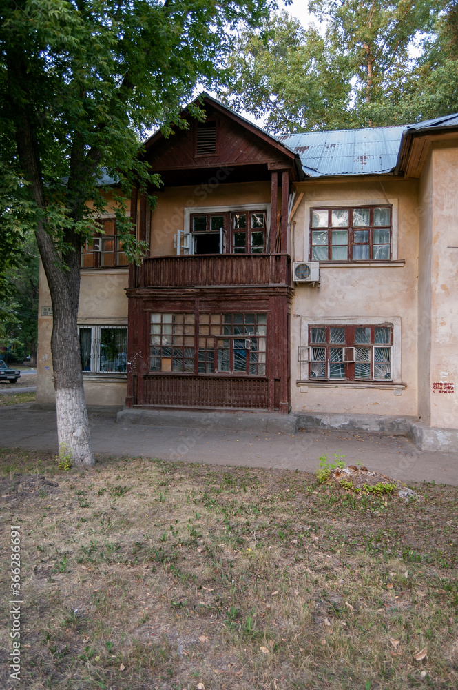Ταπετσαρία Old rundown building with big windows and balcony
