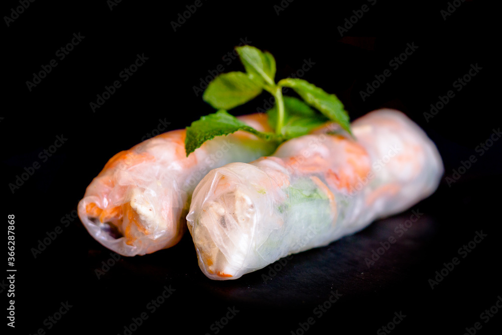 Rouleaux de printemps - Photo de sushis, makis, california, chirashis, sashimis, temakis, yakitoris et plateaux sur fond noir