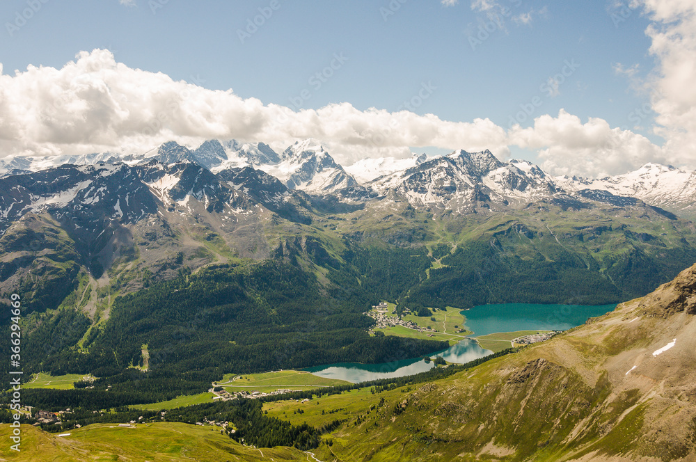 Obraz premium St. Moritz, Surlej, Corvatsch, Piz Corvatsch, Piz Julier, Alpen, Seenplatte, Silvaplanersee, Champfèrsee, Wanderweg, Piz Nair, Oberengadin, Engadin, Sommer, Schweiz
