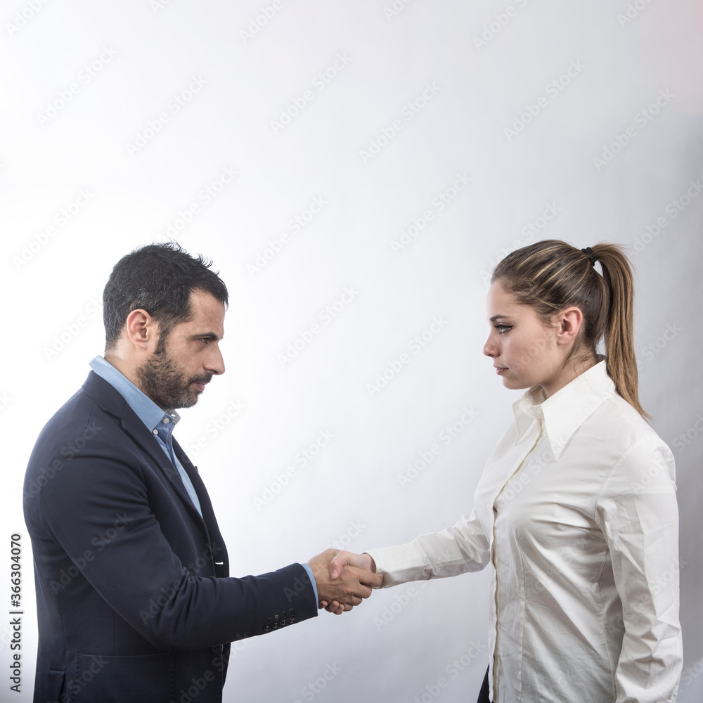 manager bionda da la mano a uomo moro in giacca scura , isolati su sfondo bianco