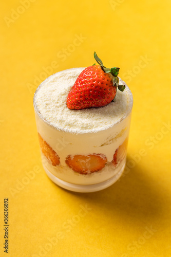 BOLO DE POTE / BOLO NO COPO LEITE NINHO COM MORANGO