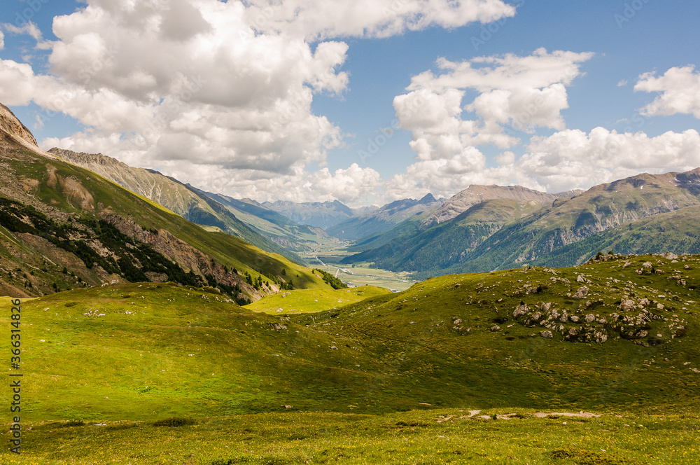 Fototapeta premium Corviglia, Samedan, Dorf, Oberengadin, Inn, Fluss, Inntal, Wanderweg, Wanderer, Graubünden, Alpen, Sommer, Schweiz