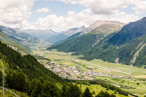 Samedan, Dorf, Corviglia, Oberengadin, Inn, Fluss, Inntal, Wanderweg, Graubünden, Alpen, Sommer, Schweiz © bill_17