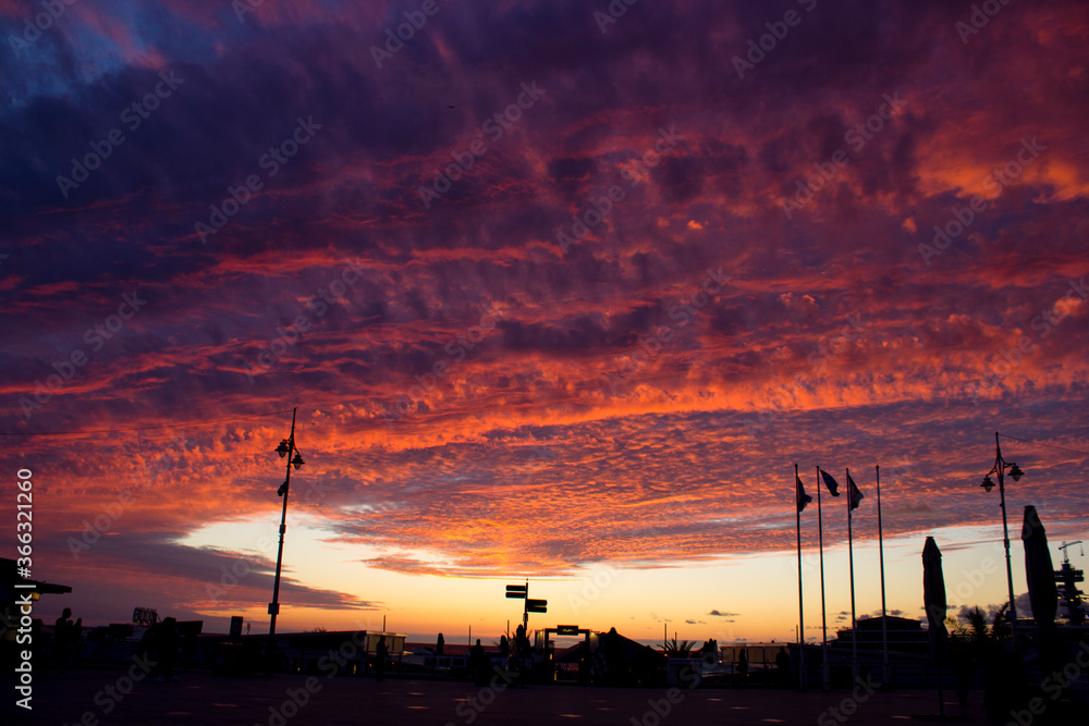 Naklejka premium sunset in the city