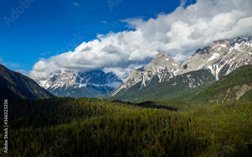 Alpes in Austria with snow and a forest © Gabi Gaasenbeek