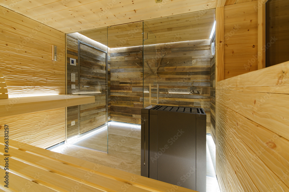Moderne Sauna in geschroppter Zirbe mit Alttholz-Vorraum, Glasfront und kubischem Saunaofen Moderne Sauna in geschroppter Zirbe mit Alttholz-Vorraum, Glasfront und kubischem Saunaofen