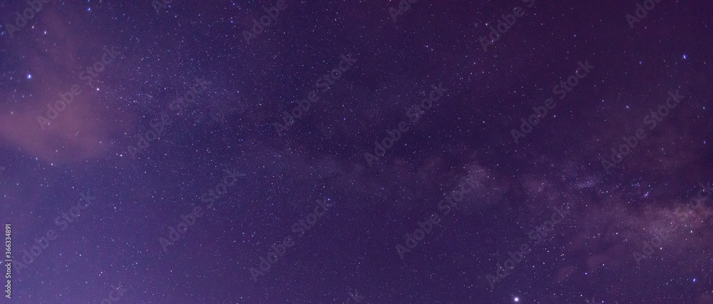 Fototapeta premium Droga Mleczna i Gwiazda na ciemnym tle nocnego nieba Panorama. Wszechświat pełen gwiazd, mgławicy i galaktyki z szumem i ziarnem.