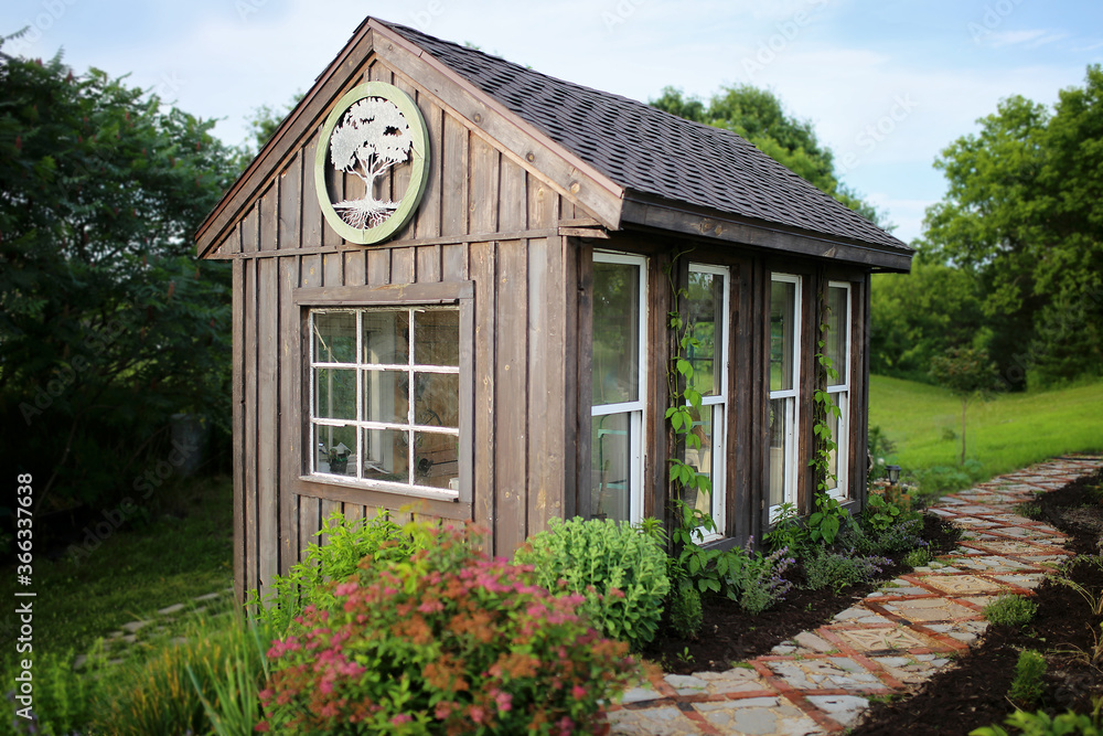 Old Wooden Garden Shed and Stone Foot Path in a Cottage Garden in the  Country foto de Stock | Adobe Stock